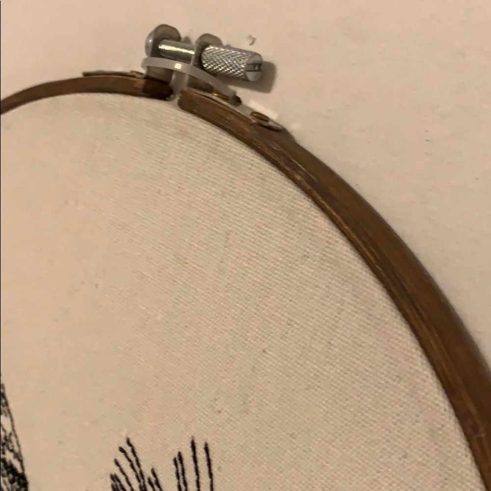 Bird embroidery framed inside embroidery hoop - Picture 3 of 3